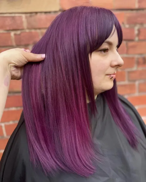 Nachher: Glattes, dichtes Haar in dunklem Violett nach der Behandlung